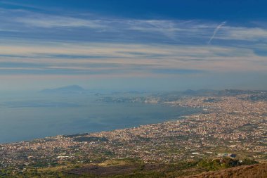 Napoli, Campania bölgesi, İtalya, Avrupa ve AB 'deki Vezüv Yanardağı' ndan panoramik manzara. Bulutlu bir günde Capri ve Akdeniz kıyılarına bakıyorum..