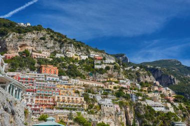 İtalya 'nın ünlü amalfi kıyısındaki Positano kasabasıyla güzel bir manzara.
