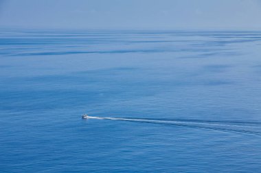 İtalya 'da mavi Akdeniz hava manzaralı tekne turu