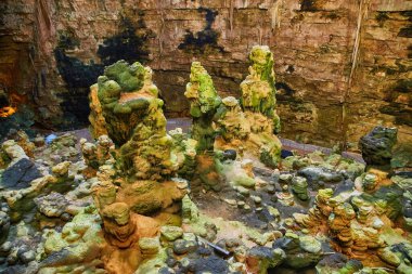 Grotte di Castellana 'daki Grotta Bianca mağarası Puglia, İtalya' da sarkıt ve dikitlerle dolu.