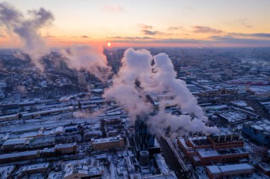 Bir şehir kazan dairesi borusu düşüşe karşı