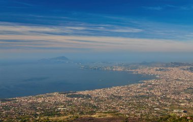 Napoli, Campania bölgesi, İtalya, Avrupa ve AB 'deki Vezüv Yanardağı' ndan panoramik manzara. Bulutlu bir günde Capri ve Akdeniz kıyılarına bakıyorum..