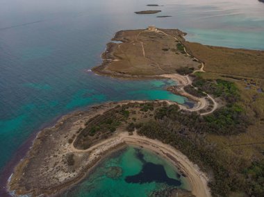 Puglia, İtalya 'daki Torre Guaceto çevresindeki deniz manzarası. Çekim, yerin morfolojisinin katmanlarını ve doğanın bu alanın tipik renklerini arttırır..