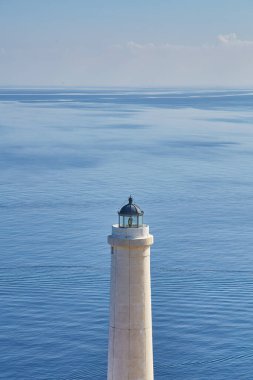 beyaz deniz feneri cliff göz ardı deniz manzarası gündüz Punta Palascia Otranto: Salento İtalya
