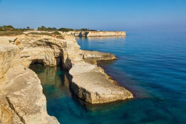 Torre Sant Andrea, kayalık plaj in Puglia, İtalya
