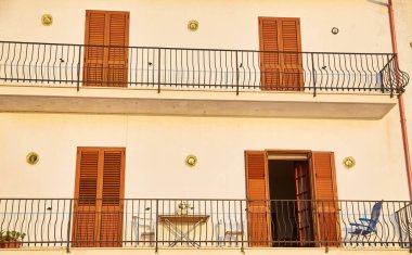 Geleneksel Avrupa balkon renkli çiçekler ve Çiçeklik