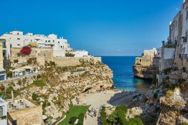 Polignano a Mare, İtalya. Adriyatik Denizi, Puglia 'daki Cala Paura plajı.