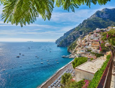 Positano 'nun panoramik manzarası. Rahat plajları ve İtalya' nın Campania kentindeki Amalfi Sahili 'ndeki mavi deniz manzarası. Amalfi kıyıları Avrupa 'da popüler seyahat ve tatil beldesidir..