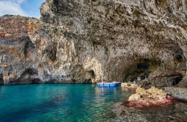 Grotta Zinzulusa. Uçurumdan kristal berrak gök mavisi Adriyatik Denizi 'ne şeffaf suyla bak. Kayaların altından mağaraya giden yol. Salento bölgesi Puglia Apulia, güney İtalya