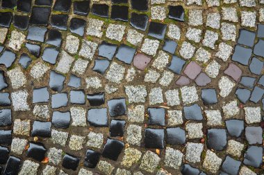 Eski kasabada taş kaldırımlar ıslak, yağmurdan sonra taş döşemeler ıslak. Ücretsiz metin kopyalama alanı olan düzen.