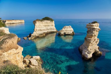 Popüler turistlerin gözde yaz manzarası Torre Sant 'Andrea. Adriyatik Denizi 'nin güzel sabah manzarası, Torre Sant' Andrea köyü konumu, Apulia bölgesi, İtalya, Avrupa.