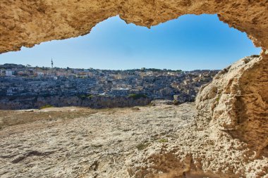 Antik Matera Sassi di Matera kasabasının panoramik manzarası gün doğumunda güzel altın bir sabah ışığında, Basilicata, güney İtalya