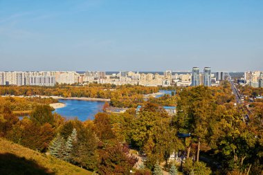 Ukrayna, Kiev. Glass Köprüsü 'nden şehir merkezine, yola, arabalara kadar. Toplu taşıma. Kayalar, yeşil tepeler ve botlarla Dinyeper nehri manzarası. Kyiv. Şehir hayatı..