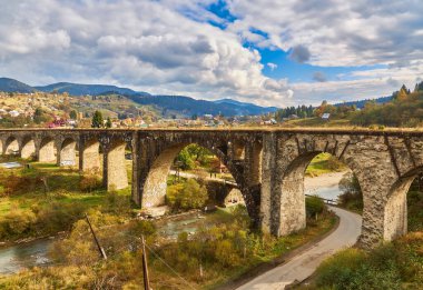 Vorokhta tatil köyündeki eski Avusturyalı işletim viyadük. Ukrayna. Karpatlar