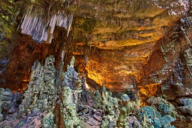 Grotte di Castellana 'daki Grotta Bianca mağarası Puglia, İtalya' da sarkıt ve dikitlerle dolu.