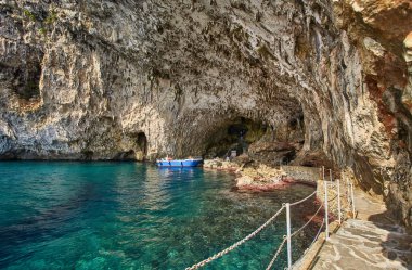 Apulia 'daki Zinzulusa mağarası - İtalya' daki Puglia