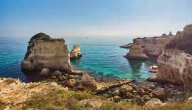 Popüler turistlerin gözde yaz manzarası Torre Sant 'Andrea. Adriyatik Denizi 'nin güzel sabah manzarası, Torre Sant' Andrea köyü konumu, Apulia bölgesi, İtalya, Avrupa.