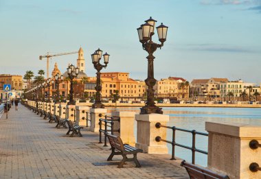 Bari 'nin panoramik manzarası, Güney İtalya, Puglia bölgesi, Apulia kıyısı alacakaranlıkta. Arka planda San Nicola Bazilikası.