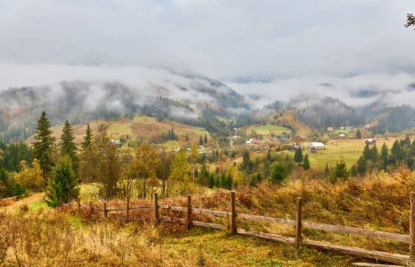 Schöne Berge Und Kiefern Blick Auf Berge Und Kiefern Herbst — Stockfoto
