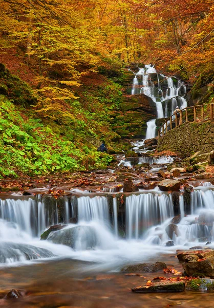 Piękny Wodospad Shipot Jesiennym Lesie Karpat — Zdjęcie stockowe