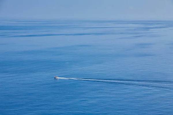 Boat Cruising Blue Mediterranean Sea Aerial View Italy — Stock Photo, Image