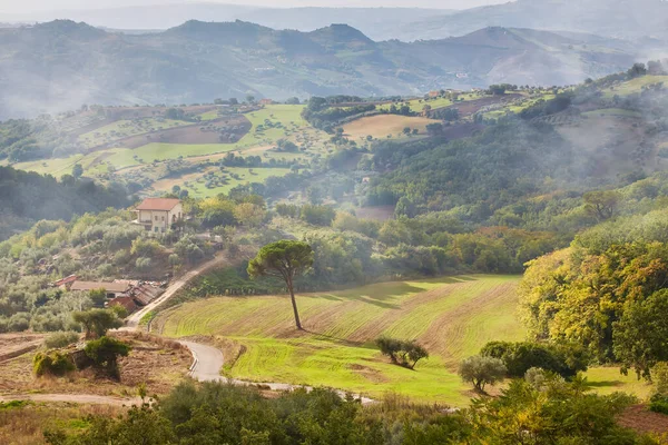 イタリアのブオンアルベルゴ 地震後に再建されたイタリアの村への旅 — ストック写真