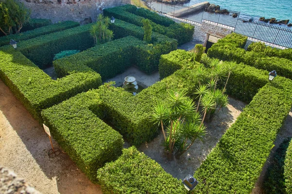 意大利塔兰托爱奥尼亚海沿岸阿拉贡海峡的堡垒与城墙景观 — 图库照片