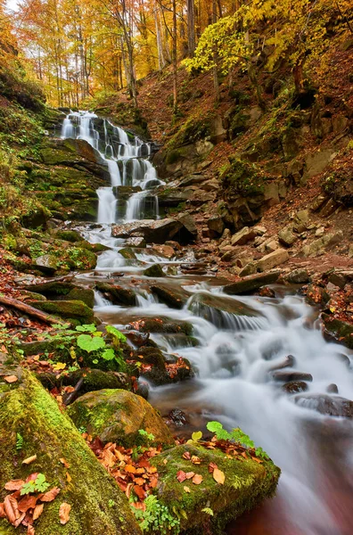 喀尔巴阡山脉秋天森林中美丽的瀑布船 — 图库照片