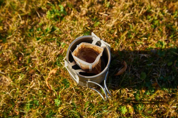 秋の山の中では ポータブルドリップコーヒーのカップが用意されています 野生の自然を背景に — ストック写真