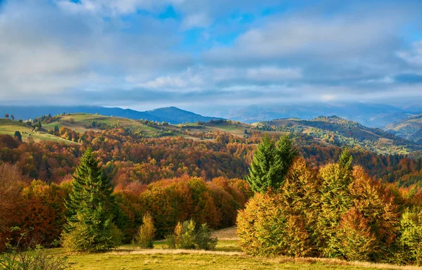Die Herbstliche Berglandschaft Mit Bunten Wäldern — Stockfoto