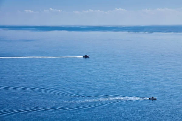 イタリアの青い地中海の空の景色を巡航ボート — ストック写真