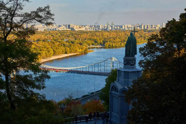 Herbstliches Stadtbild Von Kyjiw Mit Blick Auf Die Fußgängerbrücke Zur — Stockfoto