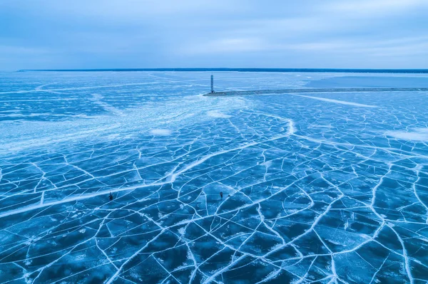 Vista Aérea Farol Solitário Mar Gelado Gelo Azul Congelado Rachaduras — Fotografia de Stock