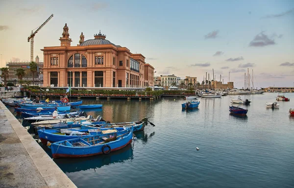 マルゲリータ劇場とイタリアのプーリア州バーリの古い港で漁船 バーリ Bari イタリアのアドリア海の首都バーリである イタリアの建築とランドマーク — ストック写真