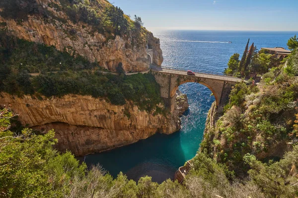 晴れた日にイタリアのAmalfi海岸のFiordo Furoreのアーチ橋 — ストック写真