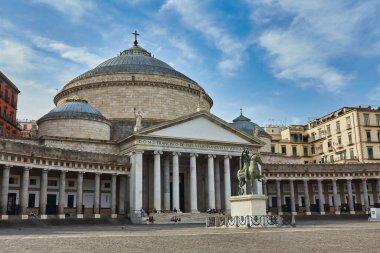 Napoli, İtalya - 24 Ekim 2019: Napoli, İtalya, şehrin ana meydanı Piazza del Plebiscito manzaralı Basilica Reale Pontificia San Francesco da Paola kilisesi ve Bourbon Kralı I. Ferdinand 'ın bronz heykeli.