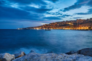 Napoli şehir ve Napoli Körfezi Doğu bölümünün görünümünü. İtalya.