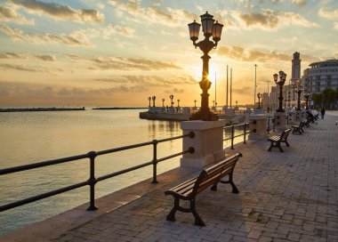 Bari 'nin panoramik manzarası, Güney İtalya, Puglia bölgesi, Apulia kıyısı alacakaranlıkta..
