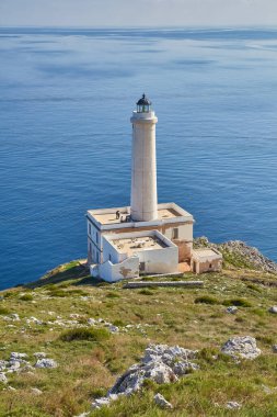 beyaz deniz feneri cliff göz ardı deniz manzarası gündüz Punta Palascia Otranto: Salento İtalya