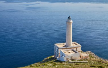 Arka planda Punta Palascia deniz fenerinin uçurum manzarası. Otranto, Lecce, Puglia.