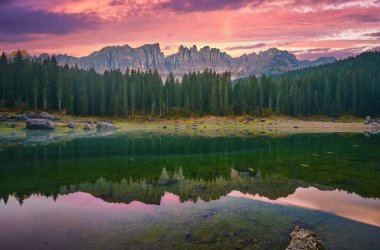 Carezza Gölü, Val di fassa, Dolomites Alpleri İtalya
