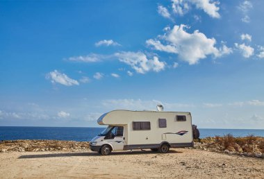 İtalya 'nın Akdeniz kıyısındaki karavan karavanı. Deniz kıyısında vahşi bir kamp. Tatiller ve karavanla seyahat.