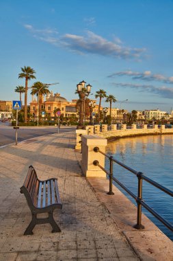 Bari sahil. Renkli muhteşem gün batımı. Kıyı şeridi ve şehir görüntüleyin. Alacakaranlık mor ve mavi gökyüzü.