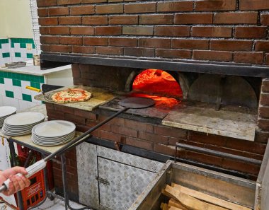 Napoli restoranında geleneksel ahşap fırında margherita pizza pişirdim. Orijinal Napoli pizzası. Kırmızı sıcak kömür.