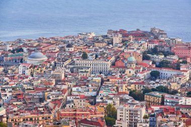 Napoli, İtalya akşam manzaralı şehir merkezi kıyı bölümü Plebiscito Meydanı ve Palazzo Gün batımında görülebilir.