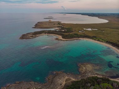 Puglia, İtalya 'daki Torre Guaceto çevresindeki deniz manzarası. Çekim, yerin morfolojisinin katmanlarını ve doğanın bu alanın tipik renklerini arttırır..