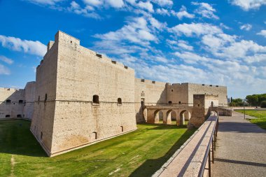 Trani 'deki San Nicola Pellegrino' nun güzel Roma Katedrali Bazilikası. Kireç taşından yapılmış, pembe ve beyaz. Çan kulesinin altında sivri bir kemer. Puglia, Bari, Barletta 'da