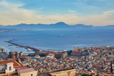 Napoli, İtalya akşam manzaralı şehir merkezi kıyı bölümü Plebiscito Meydanı ve Palazzo Gün batımında görülebilir.