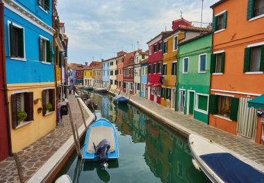 Burano adası, Venedik, İtalya 'da tekneleri olan renkli bir mimari ve kanal. Meşhur seyahat yeri. Güzel Avrupa şehir manzarası