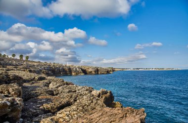 Polignano ve Mare denizden görüldü. Kayalıklar ve mağaralar